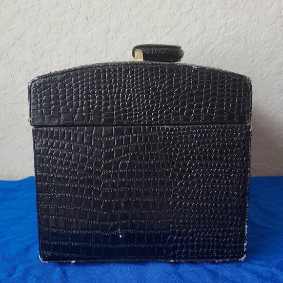 VTG Bentony embossed train case - Picture 4 of 16